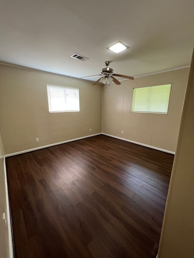 Foto del edificio - Spacious 3 Bed / 1 Bath Home with a Large Backyard – Port Arthur, TX