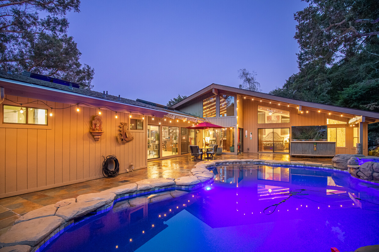 Private pool with Tiki bar & matching fire pit~ - 2165 La Madrona Dr