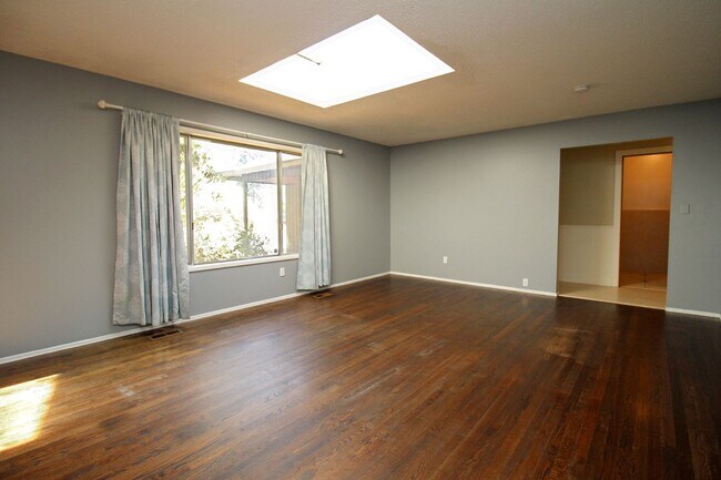 Foto del edificio - Delighfully Charming 3+ bed, 2 Bath Ranch ...