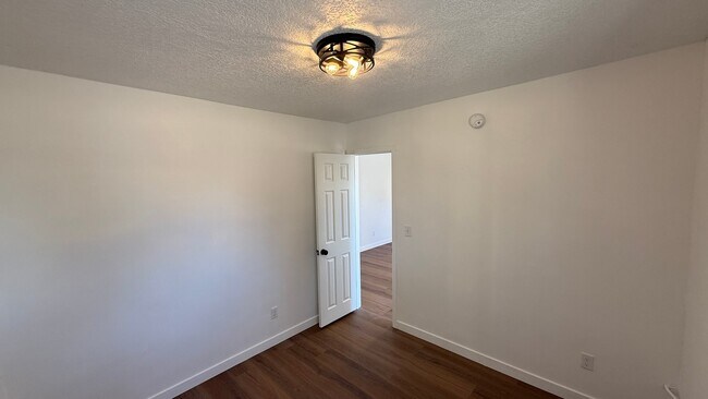 Foto del edificio - 469 W 2nd St