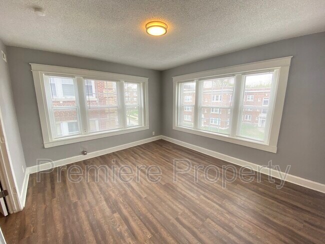 Building Photo - 135 N Lawn Ave