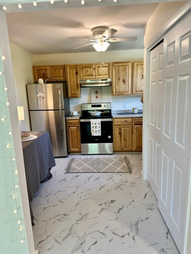 Kitchen entrance from living room - 91 Faith St