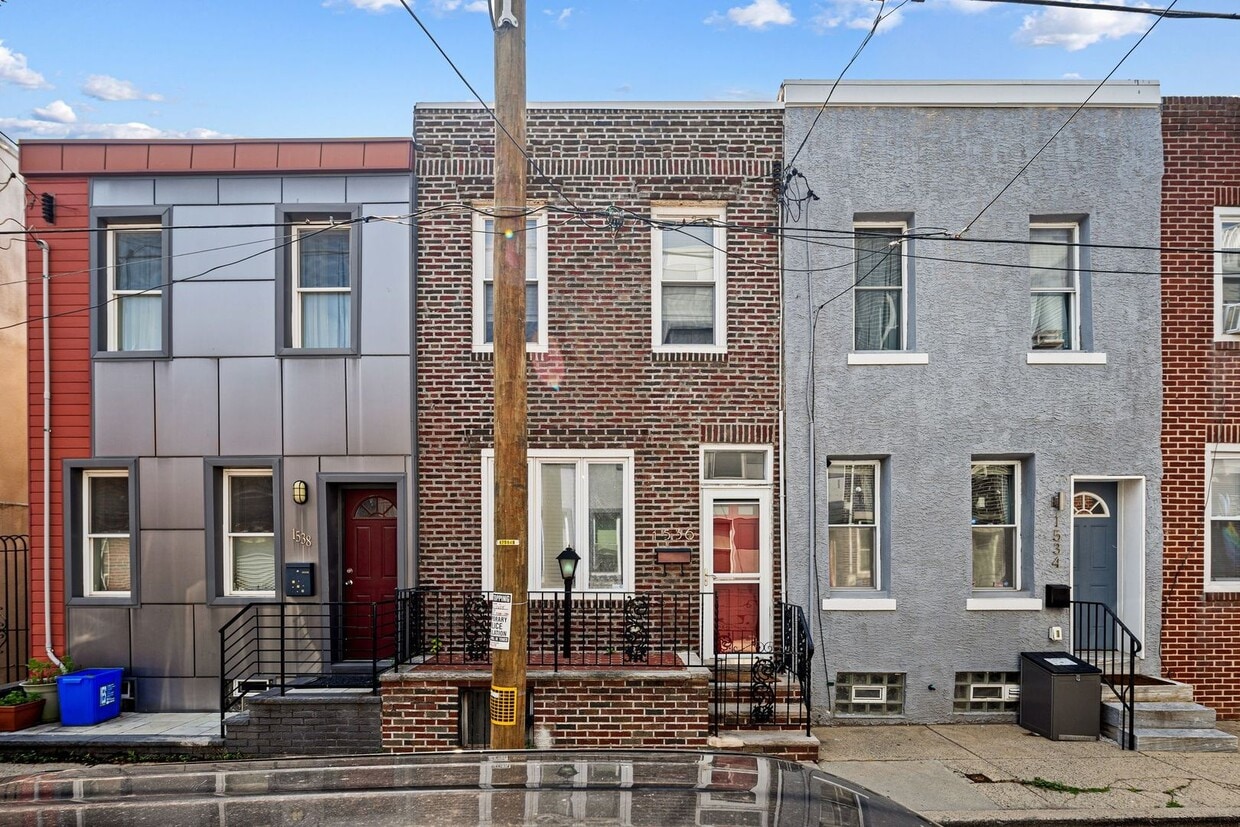 3 Bedroom Rowhouse For Rent - New Bold - 3 Bedroom Rowhouse For Rent - New Bold