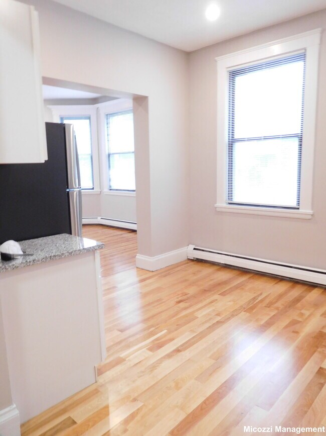 Foto del edificio - 72 Gardner St