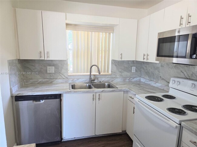 Foto del edificio - 5200 NW 18th Ct