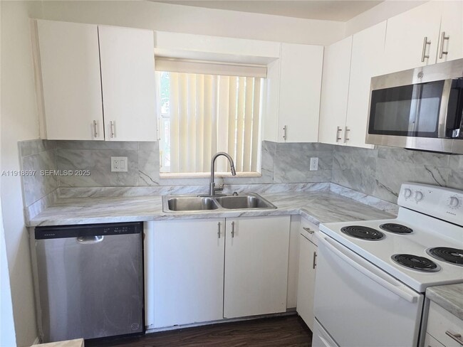 Building Photo - 5200 NW 18th Ct