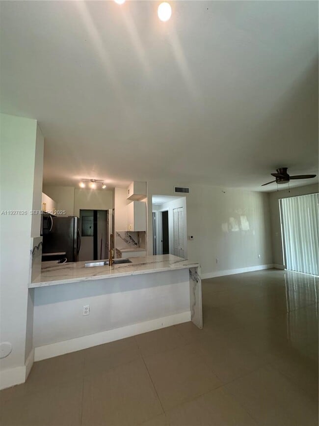 Foto del edificio - 8000 N Nob Hill Rd