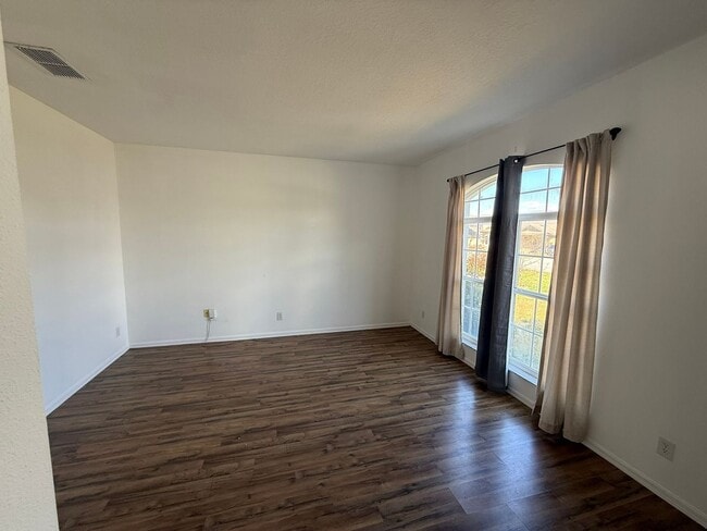 Foto del edificio - 2616 Plumberry Ave