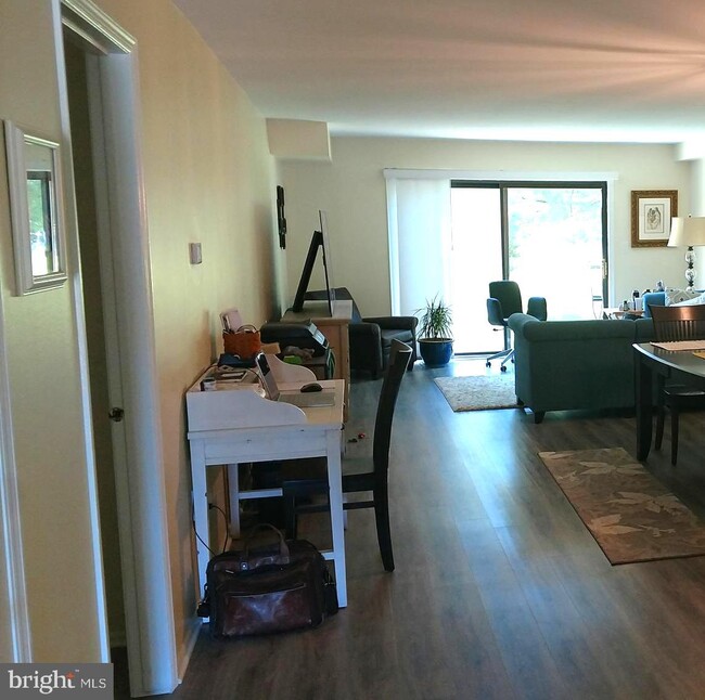 Building Photo - 6 Adele Ct