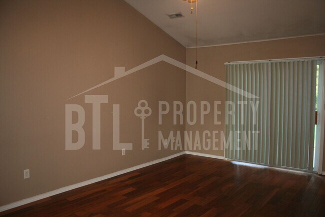 Foto del edificio - Price Reduced! 3 Bedroom 2 Car Garage Dupl...