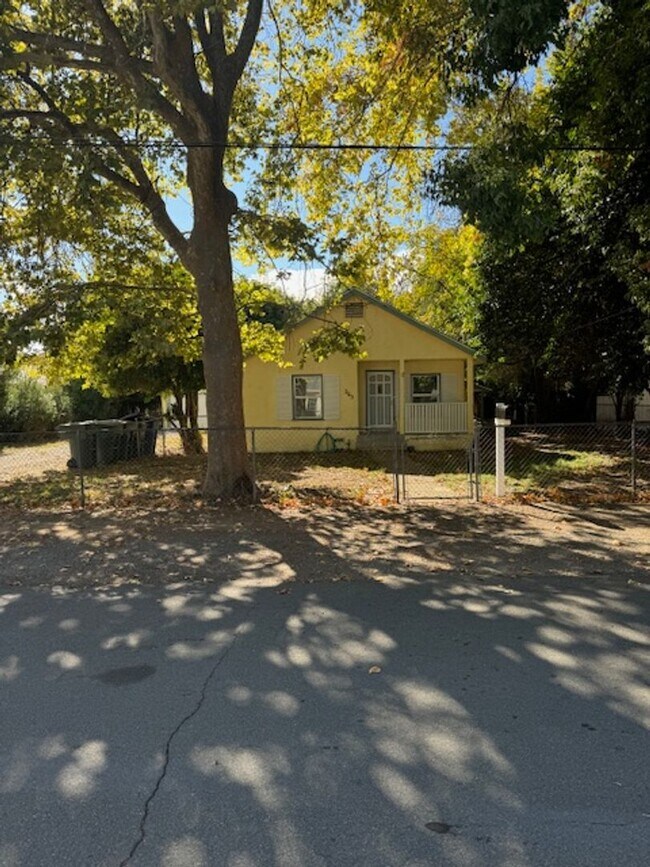 Building Photo - Home with Large yard near Sacramento River