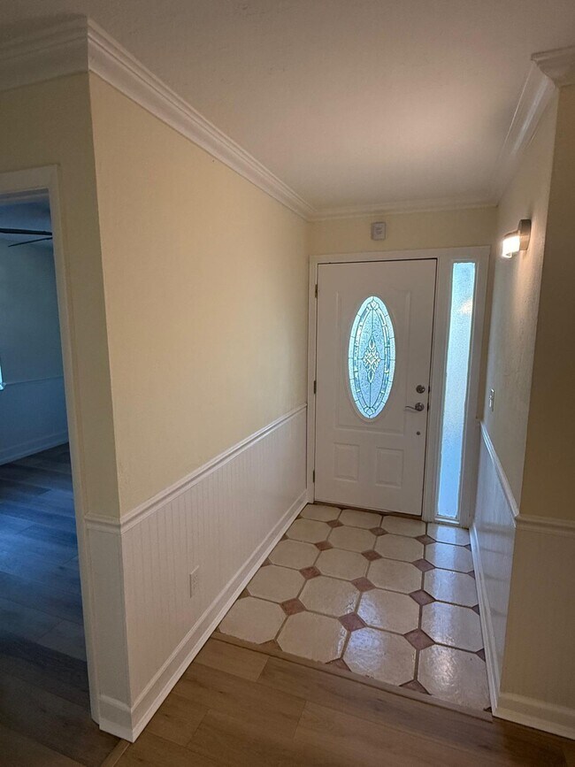 Foto del edificio - 2031 Charter Oaks Dr