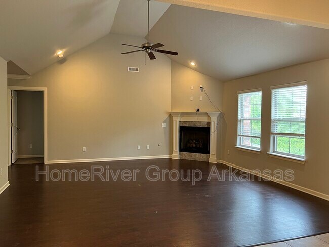 Building Photo - 2160 Hunter Dr