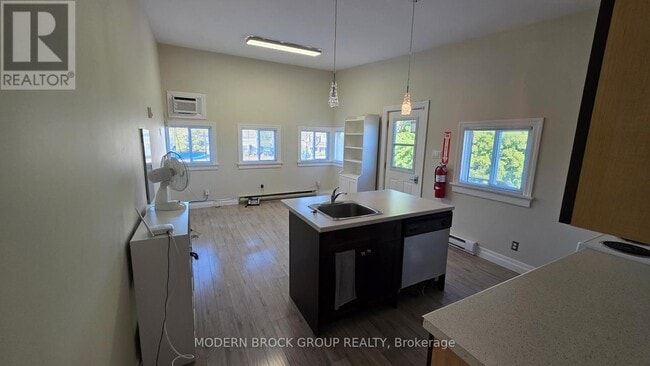 Photo du bâtiment - 6679-6679 Fourth Line Rd