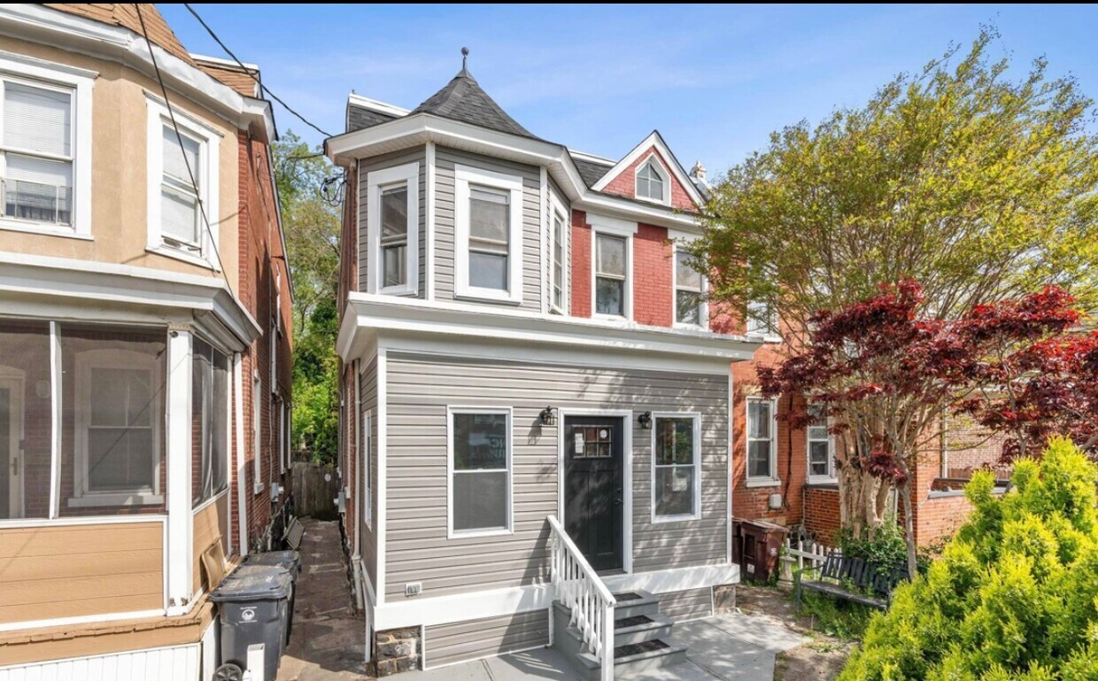 Primary Photo - 2305 N Monroe St