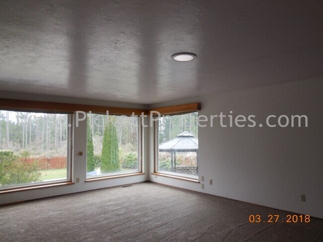 Building Photo - 1715 NW Saenz Ln