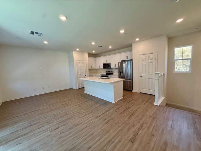 Foto del edificio - Luxury Townhome 3 level 2 car garage  modern kitchen must see charmer $3350