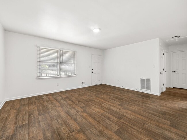 Building Photo - Renovated 2 bed 2 bath- $500 OFF first month rent!!!