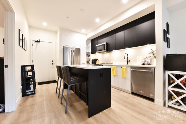 Building Photo - Spacious 2 Bed x 1 Bath South Surrey Condo!