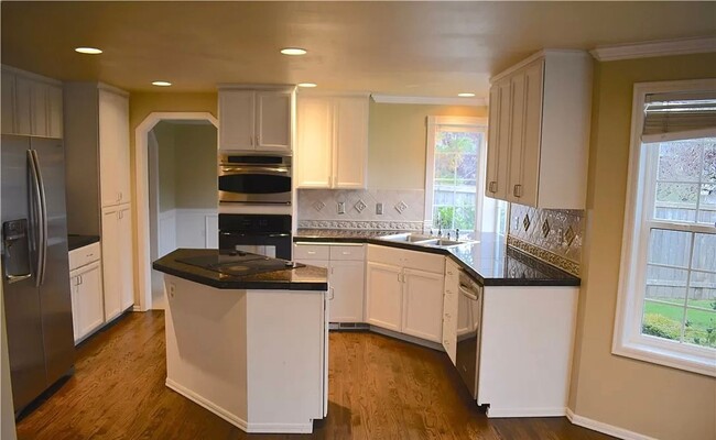 Building Photo - Spacious 4bd in Sammamish!