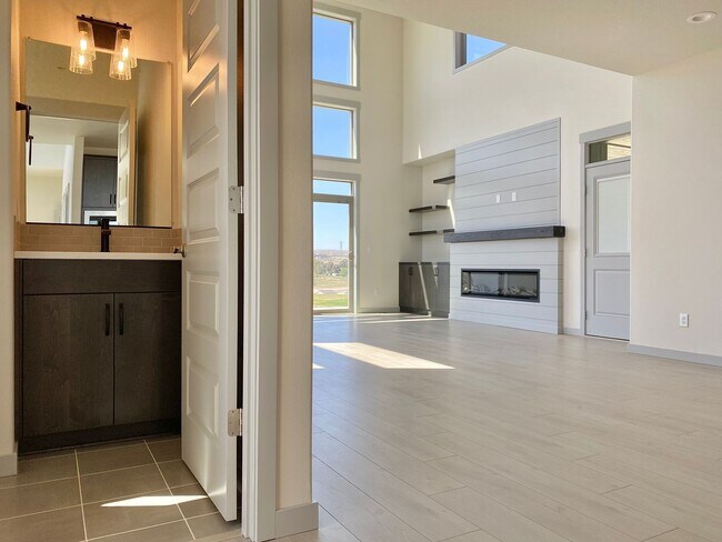 Foto del edificio - Stunning Southridge Rental with RV Garage & Luxury Finishes!