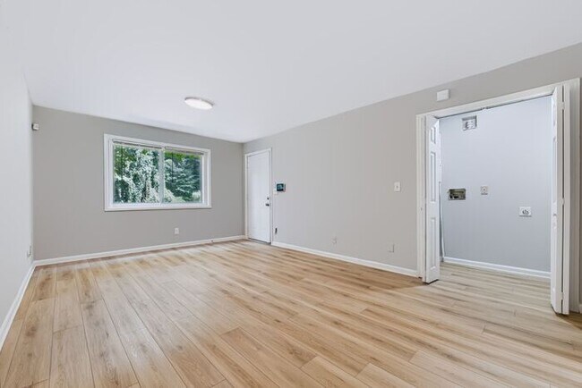 Building Photo - 1635 Line Cir