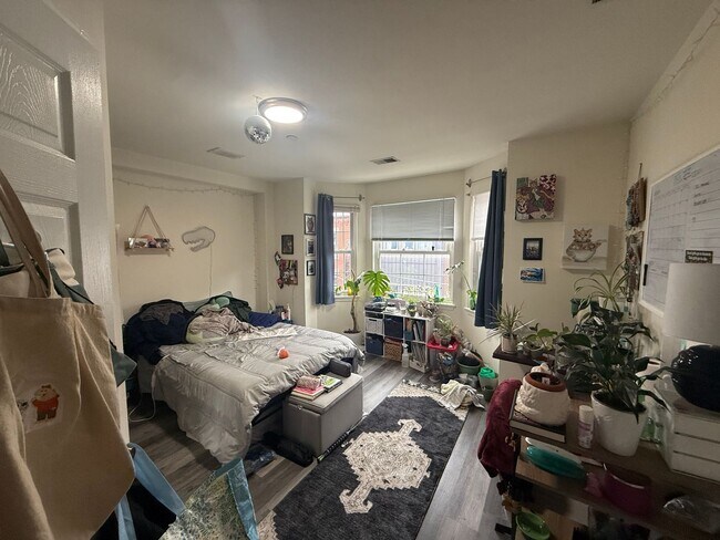 Foto del edificio - Newly Renovated Temple Apartment