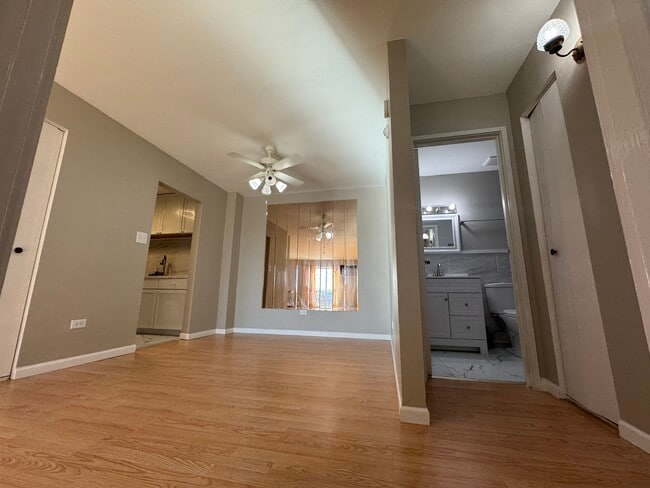 Building Photo - 252 Shorewood Dr
