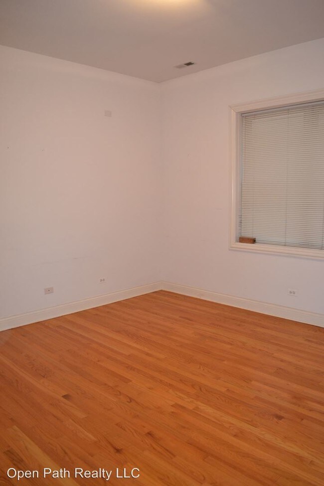Building Photo - 3838 N Clark St