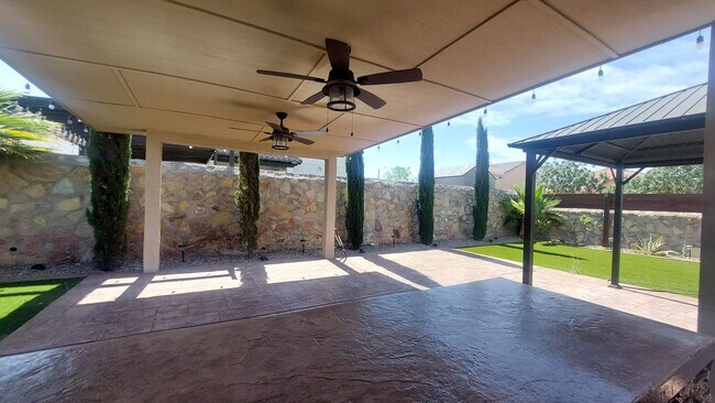Foto del edificio - Backyard Oasis!!!  Beautiful 4 bedroom 2.5 bathroom 2 story home on corner lot!