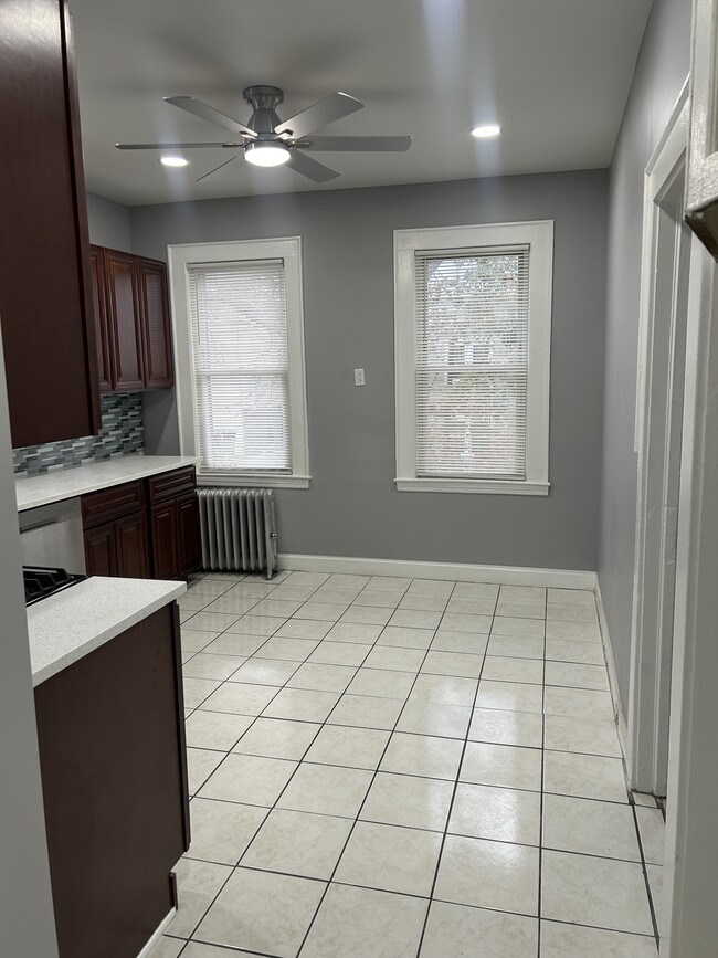 Large eating kitchen - 10 Adams St