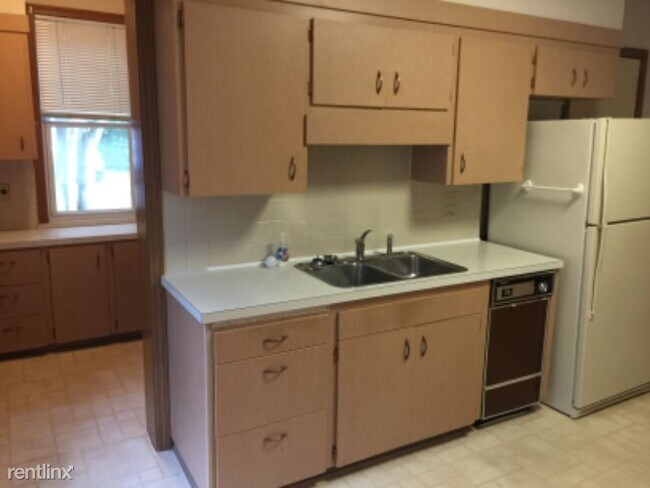 Building Photo - 413 Robinwood Rd