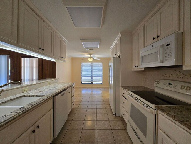 Foto del edificio - AVAILABLE NOW!