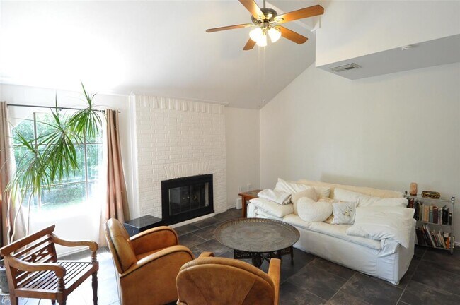 Building Photo - 9902 Talleyran Dr