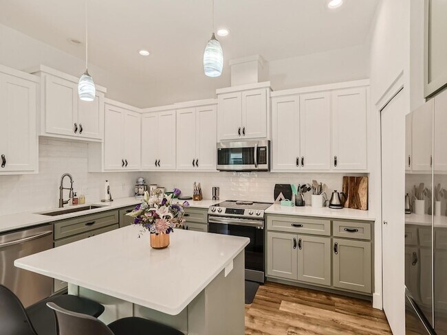 Foto del edificio - 644 Cypress Ln