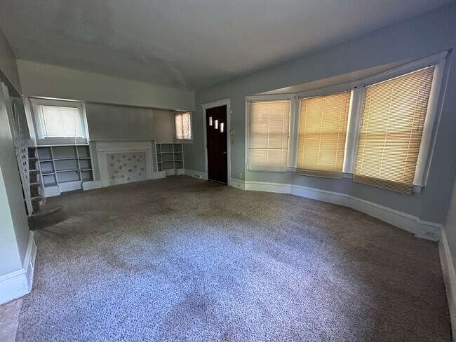 Building Photo - Multi-Family House 3 bed 1 bath FOR RENT!