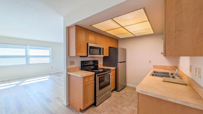 Foto del edificio - OUTSTANDING 1 BEDROOM/1 BATH CONDO!  SUPER PRICE AND LOCATION! CLOSE TO SIESTA KEY!