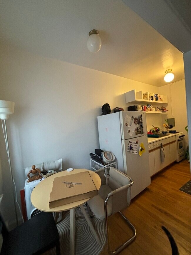 Building Photo - 3345 N Marshfield Ave Unit 306
