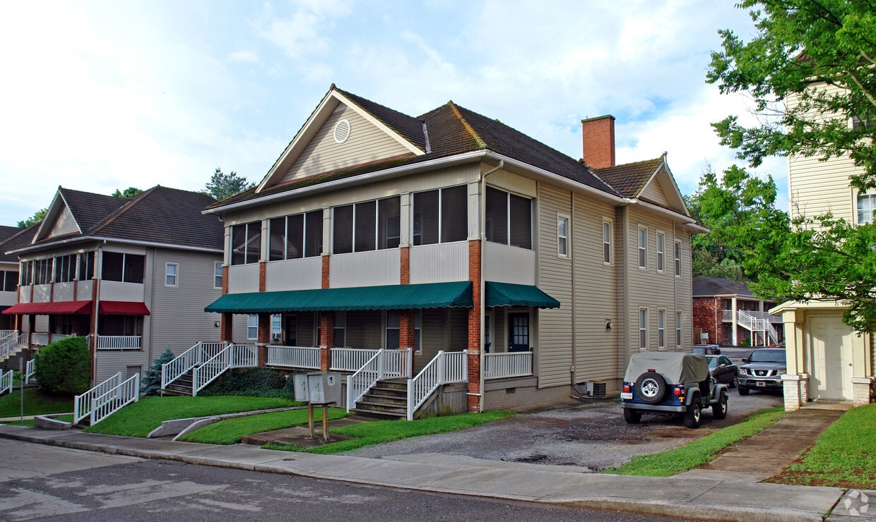 Primary Photo - 131-139 Circle Dr