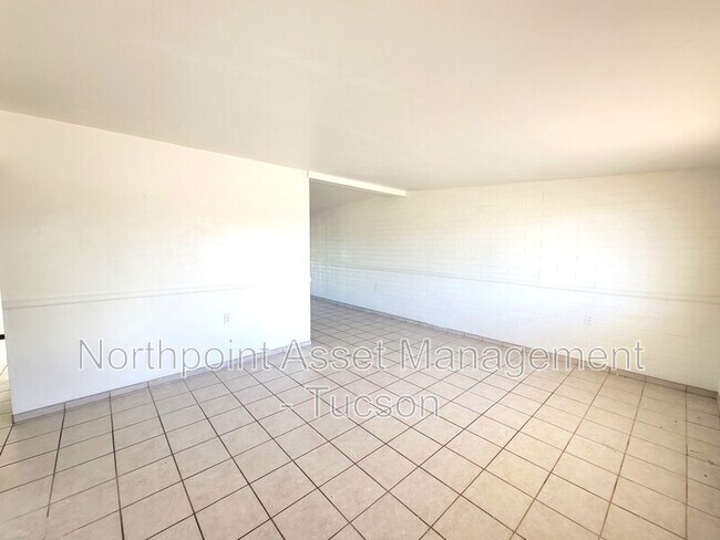 Building Photo - 1301 E Louisiana Dr