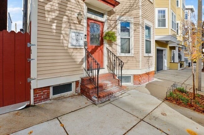 Building Photo - 472 E 3rd St