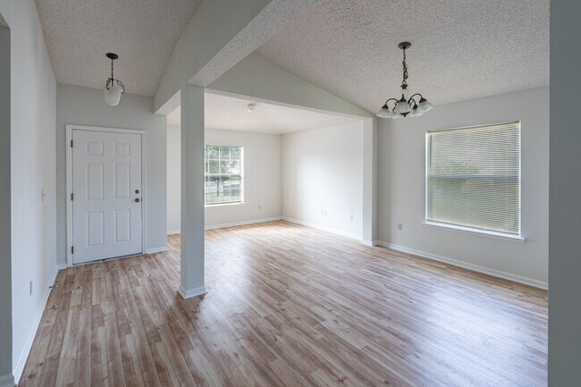 Building Photo - 1830 Hollow Glen Dr