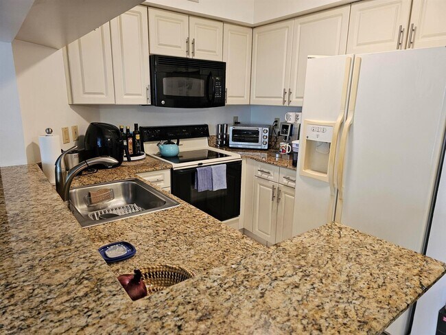 Foto del edificio - 4709 Lucerne Lakes Blvd E