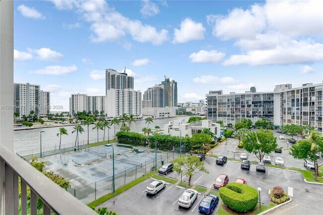 Foto del edificio - 1000 Parkview Dr