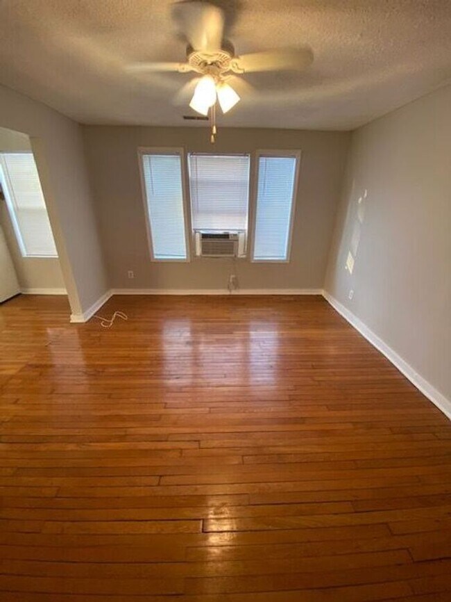 Foto del edificio - Large 1,000 sq. ft One Bedroom