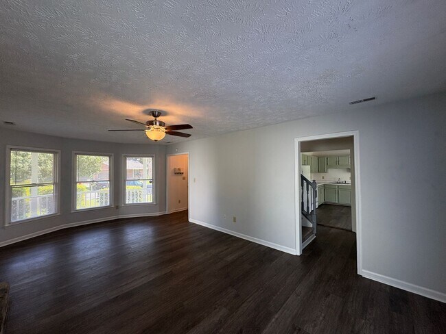 Building Photo - Charming 3 Bed 2.5 Bath Home with Large Ba...