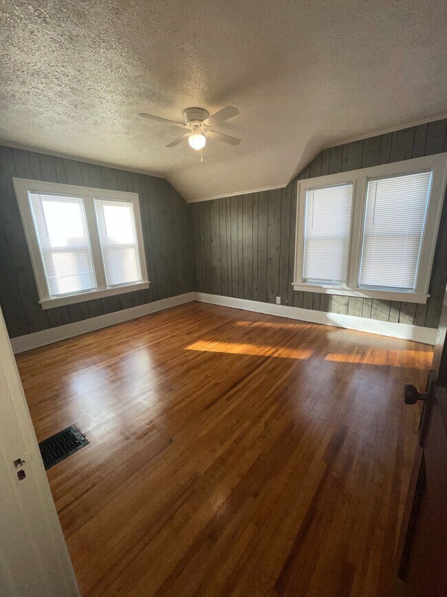 Building Photo - 921 N Winnebago St