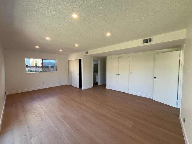 Foto del edificio - Flexible floorplan - Simi Valley 3+3 w/bonus room + EV charger!