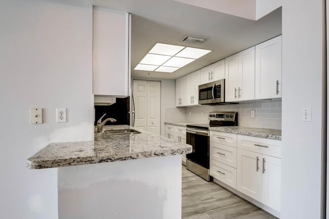 Building Photo - 100 Crestwood Ct N