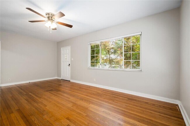 Foto del edificio - 321 Thornhill Cir